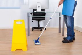 Euroneteges i Logística persona persona limpiando un piso