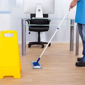 Euroneteges i Logística persona persona limpiando un piso
